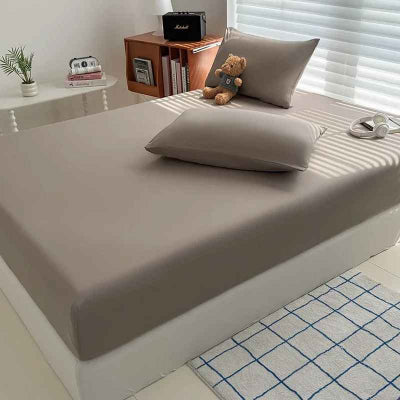 drap housse brun sur lit vue cote