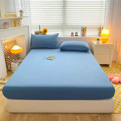 draps housse bleu sur lit