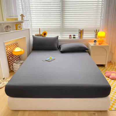 draps housse gris sur lit