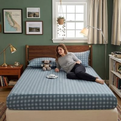 femme allonge drap housse gris