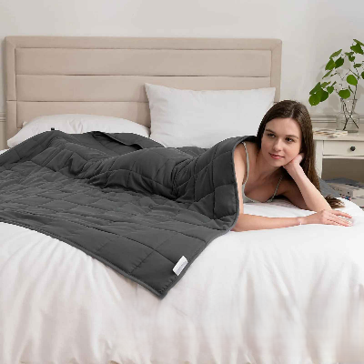 femme allongee sous couverture lestee