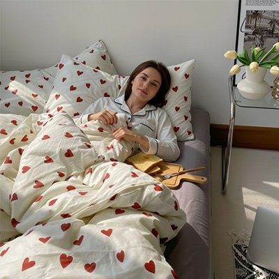 femme allongee sur lit avec housse de couette
