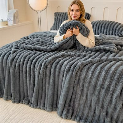 femme dans le lit avec couverture charcoal