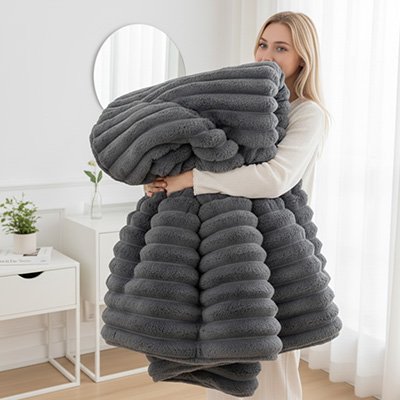 femme debout avec couverture charcoal