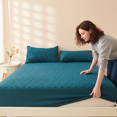 femme installe protege matelas sur matelas