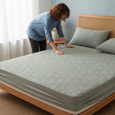 femme installe protege matelas