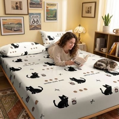femme lit couche sur drap housse felin