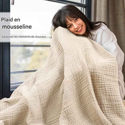 femme pose couverture beige contre visage