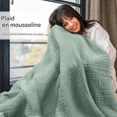 femme pose couverture verte contre visage