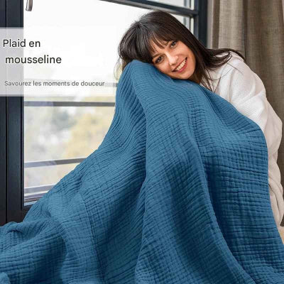 femme pose visage contre couverture bleue