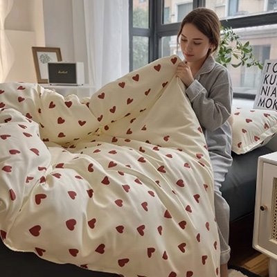 femme regarde housse de couette