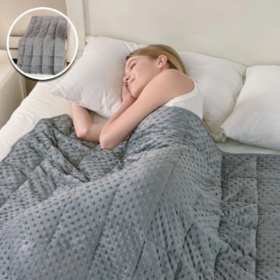 femme sur lit avec couverture lestee