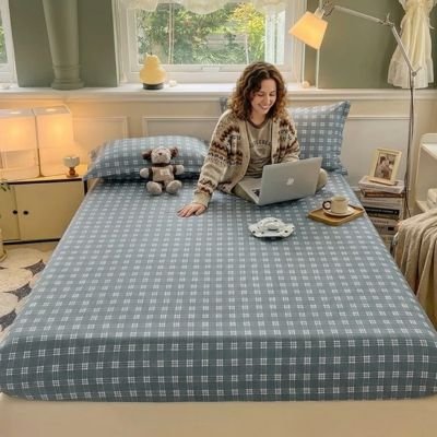 femme travaille assis sur drap housse gris