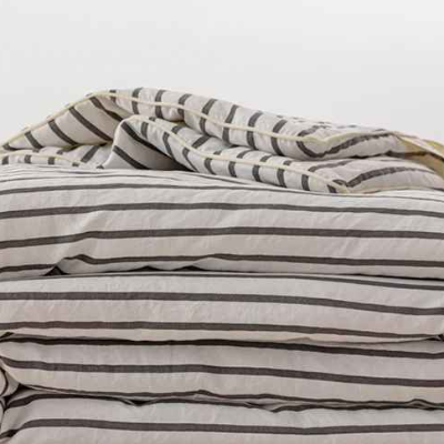 gros plan couette ete lignes noires