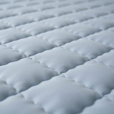 gros plan motif matelasse protege matelas bleu