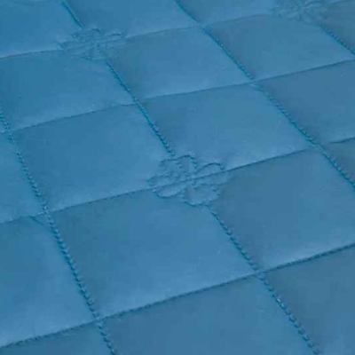gros plan motifs couverture refroidissante bleue