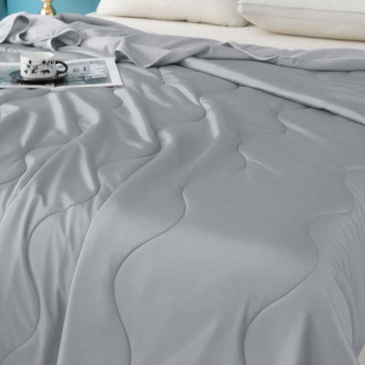 gros plan sur couette ete grise