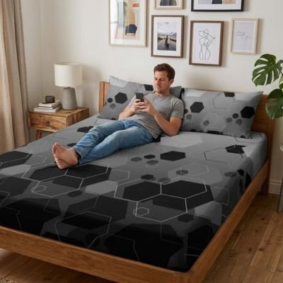 homme avec telephone allonge sur drap housse hexagonal