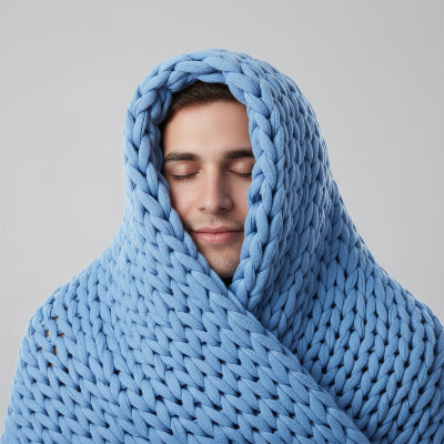 homme tete enroulee couverture lestee bleu pale