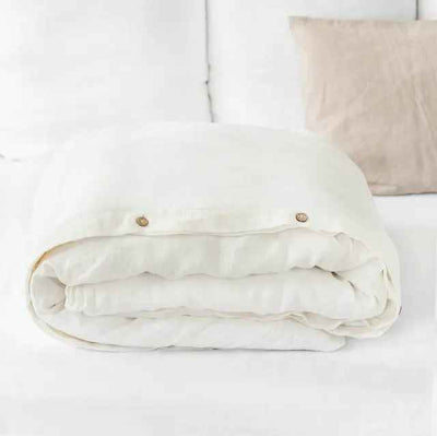 housse de couette blanche plier sur lit