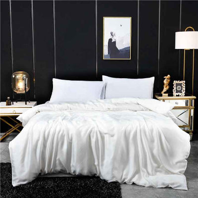 housse de couette blanche sur lit