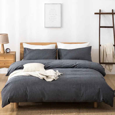 housse de couette grise sur lit chambre