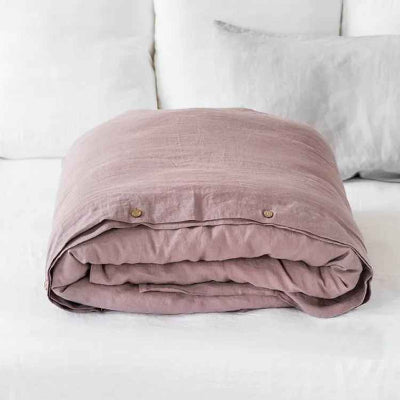 housse de couette rose plier sur lit