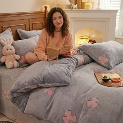 jeune femme assis sur housse de couette 1 personne grise