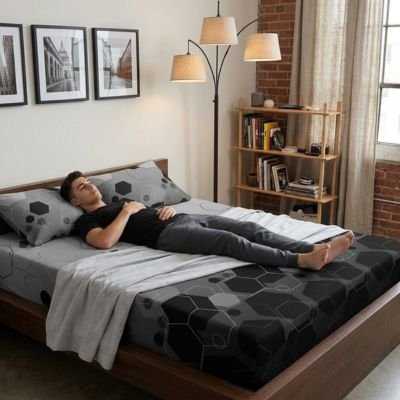 jeune homme allonge sur drap housse hexagonal