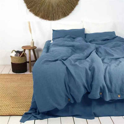 lit avec housse de couette bleue