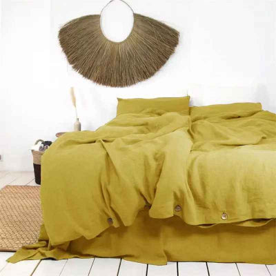 lit avec housse de couette jaune