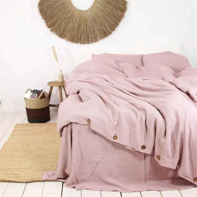 lit avec housse de couette rose