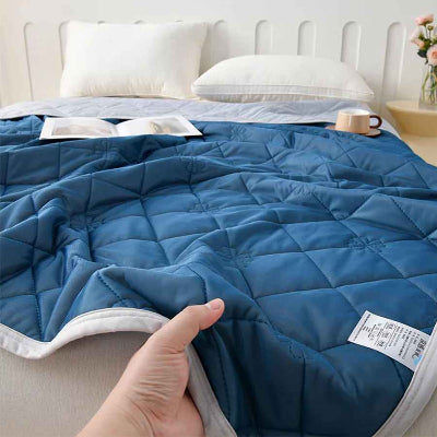 main touche couverture refroidissante bleue