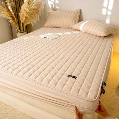 personne installe protege matelas beige