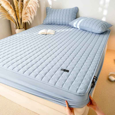 personne installe protege matelas bleu