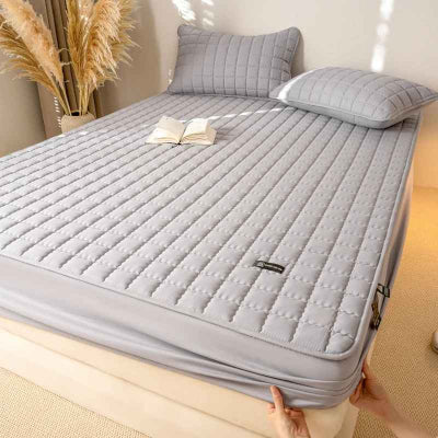 personne installe protege matelas gris