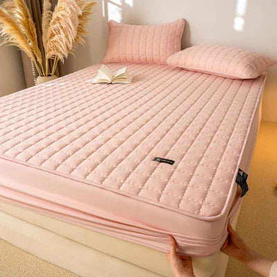 personne installe protege matelas rose