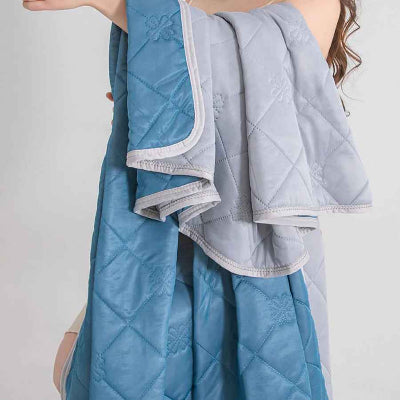 personne prend couverture refroidissante bleue
