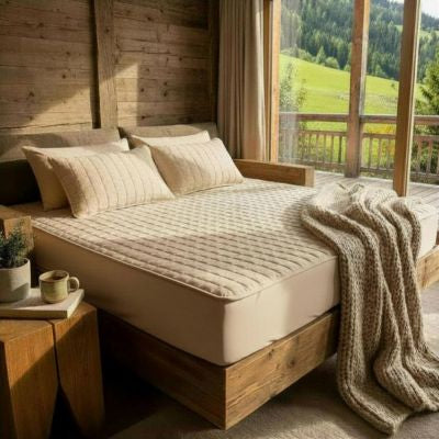 protege matelas beige sur lit chalet
