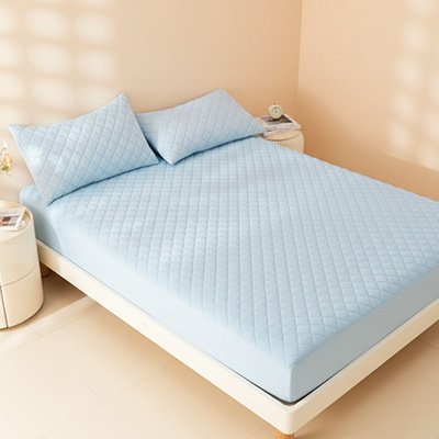 protege matelas bleu sur matelas