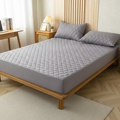 protege matelas gris sur matelas