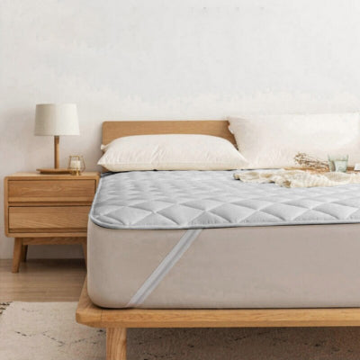 protege matelas gris vue en coin sur lit