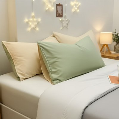 taie d'oreiller jaune et vert sur lit