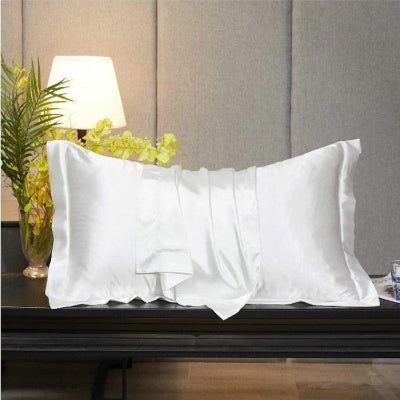 taie d oreiller satin balnc sur bureau