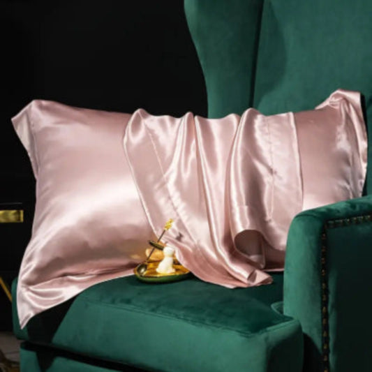 taie d oreiller satin rose sur fauteuil vert