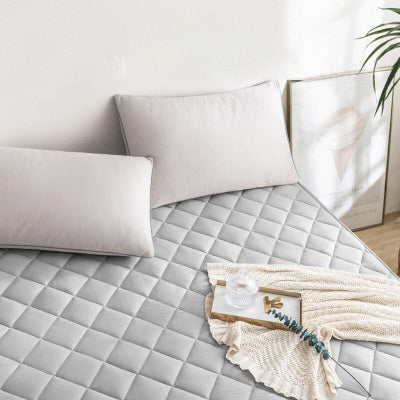 tissu protege matelas gris sur lit